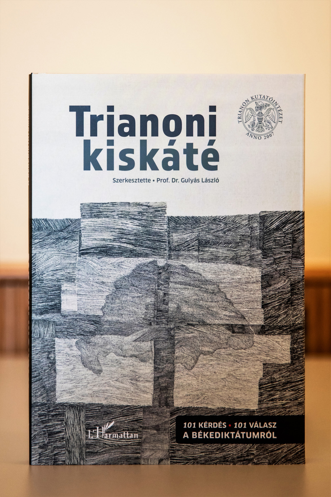 A Trianoni Kiskáté címlapja. A borítón Kókay Krisztina alkotása látható
