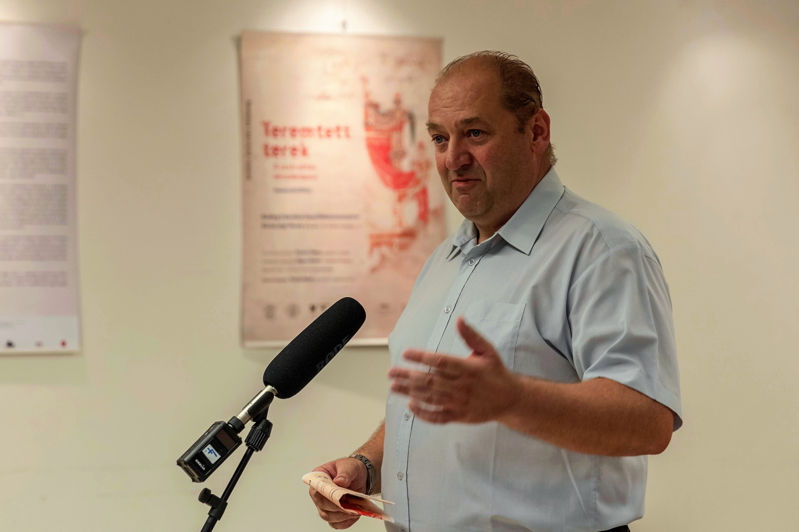 Repcsik Gyula atya a Teremtett terek kiállítás megnyitóján
