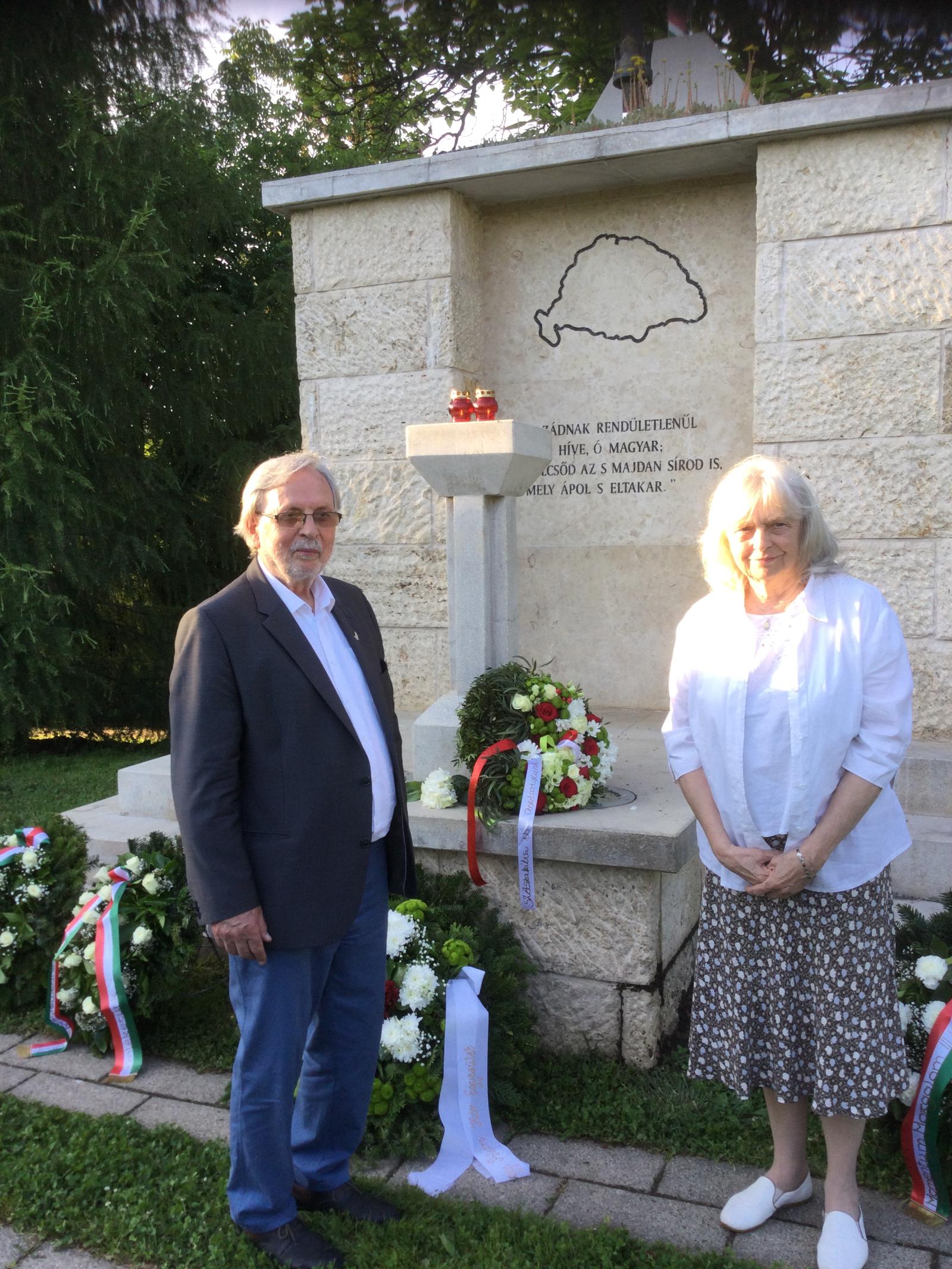 Szidiropulosz Archimédesz és Kolczonay Katalin a Trianon Kutatóintézet megemlékezésének koszorújával. (fotó: Farnady Gyula)