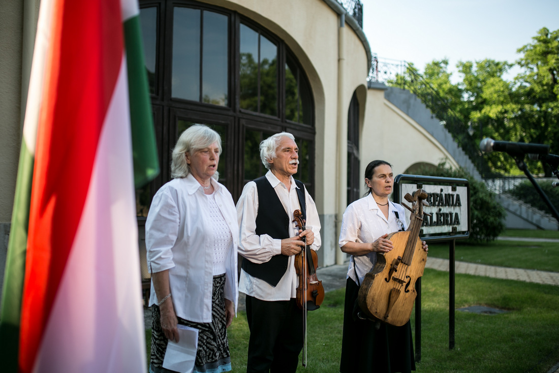 Kolczonay Katalin, Kardos Mária és Sipos Mihály a 2015 június 3-án a HM Stefánia kiállításmegnyitón